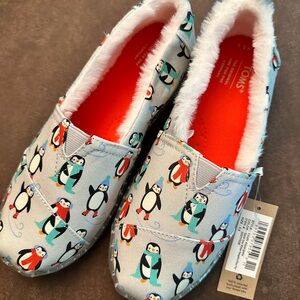 Toms NWT Youth Alpargata COLOR: Glacier Grey Winter Penguins/Faux Fur SIZE: 3.5